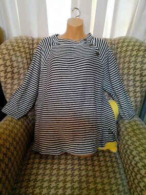 LOFT LARGE BLACK AND WHITE TOP SIZE LARGE GOOD CONDITION